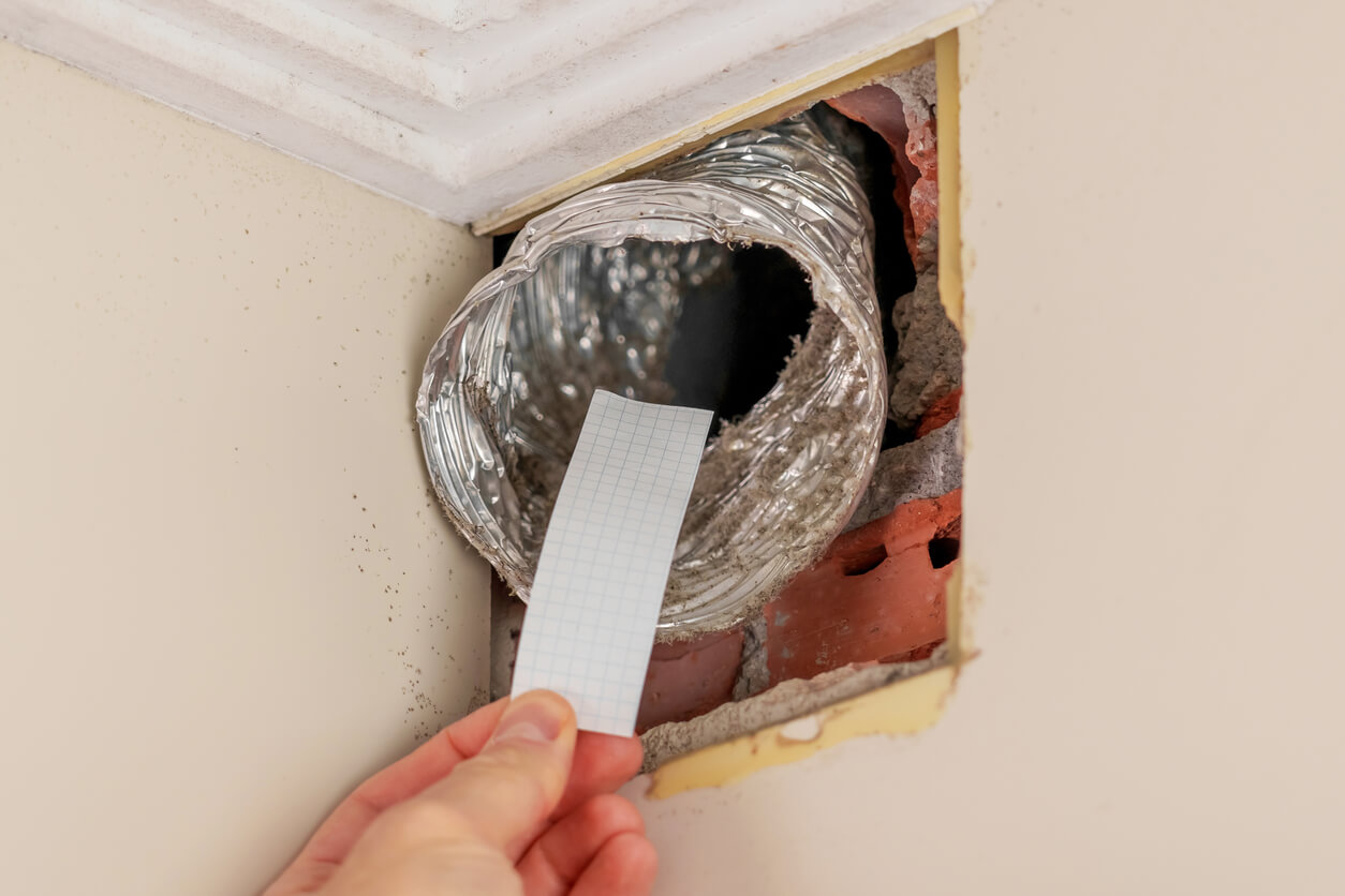Ta bort ventilationsgallret från väggen eller taket för att komma åt ventilationskanalen